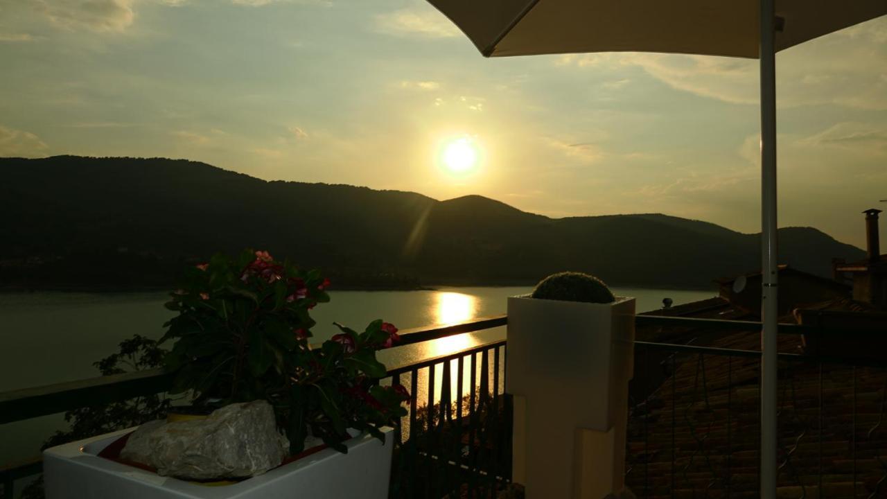 La Terrazza Sul Lago Turano Castel di Tora Exterior photo